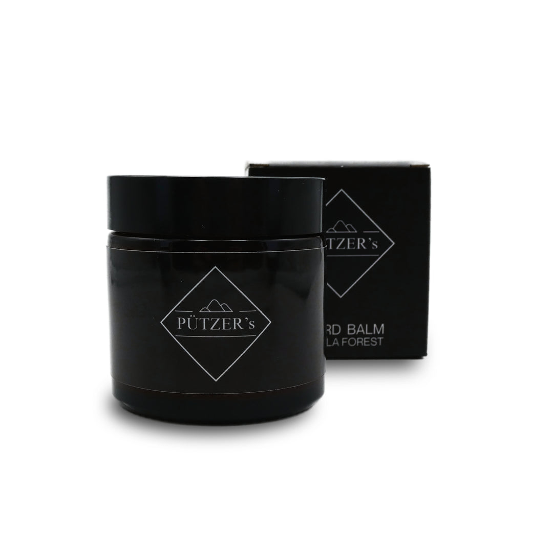 Schwarzes Produktglas mit der Aufschrift "Pützer's" und geometrischem Logo auf der Vorderseite, im Hintergrund eine schwarze Produktverpackung mit ähnlichem Design. Das Produkt ist als "Beard Balm - Vanilla Forest" gekennzeichnet.